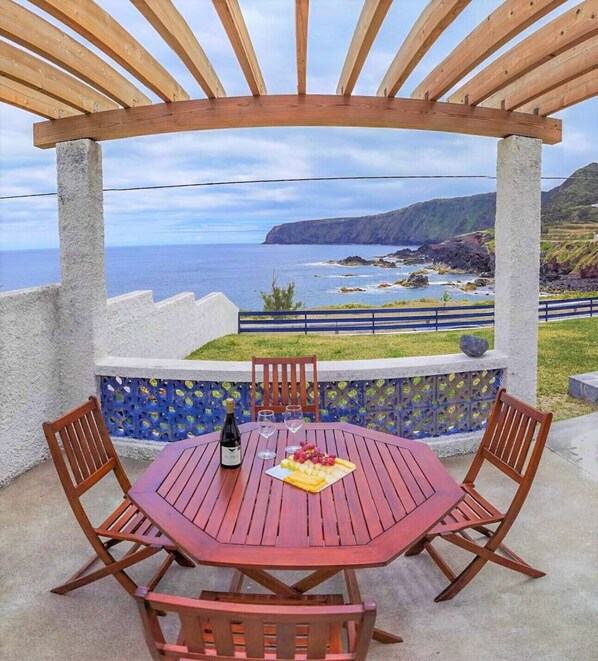 Outdoor dining - Private property with stunning views of the Atlantic Ocean (Ponta Delgada-Açores)