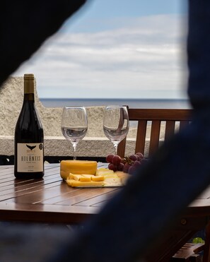 Outdoor dining - Private property with stunning views of the Atlantic Ocean (Ponta Delgada-Açores)