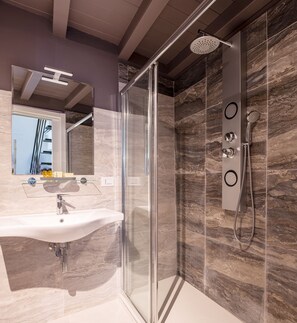 Een haardroger, handdoeken, zeep, shampoo