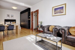 Suite | Living area | 55-inch Smart TV with satellite channels, TV