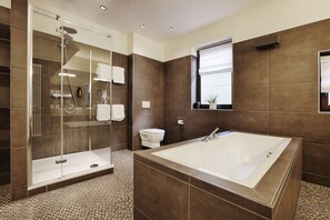 Suite | Bathroom | Separate tub and shower, deep soaking tub, rainfall showerhead - Hotel Wiener Botschaft (Veitshoechheim)