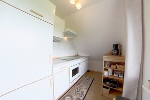 Kühlschrank, Ofen, Wasserkocher mit Kaffee-/Teezubehör, Wasserkocher