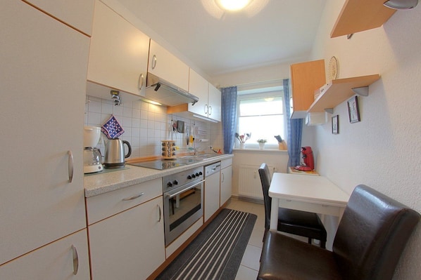 Kühlschrank, Ofen, Geschirrspüler, Wasserkocher