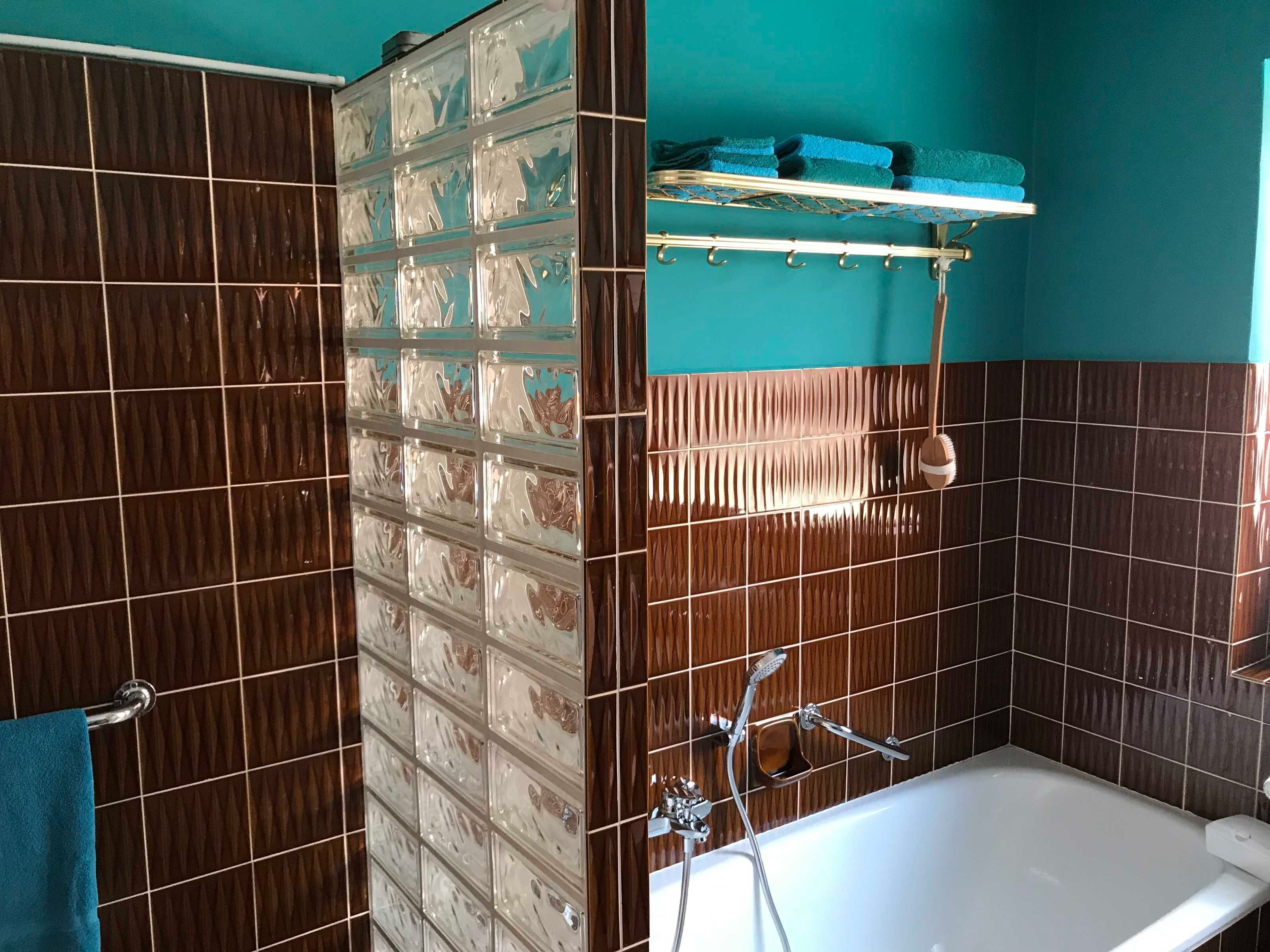 Douche, sèche-cheveux, serviettes fournies, savon