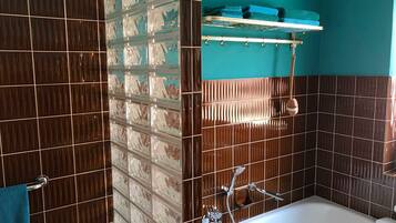 Douche, sĂšche-cheveux, serviettes fournies, savon