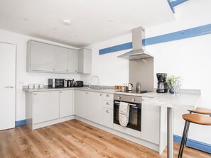 Cookware/dishes/utensils - Ty Coets (Caernarfon)