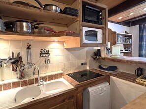 A compact kitchen with a sink, stove, microwave, and dishwasher. - Duplex for 7 in Vallandry near slopes, pets allowed (Peisey-Vallandry)