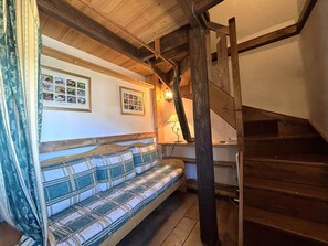 A wooden staircase with a bench and wall-mounted pictures. - Duplex for 7 in Vallandry near slopes, pets allowed (Peisey-Vallandry)