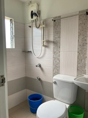 Family Room | Bathroom | Shower, rainfall showerhead, towels - OYO 815 Carisil Bldg (Mandaue)