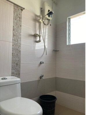 Standard-Dreibettzimmer | Badezimmer | Dusche, Regendusche, Handtücher