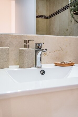 Bathtub, towels