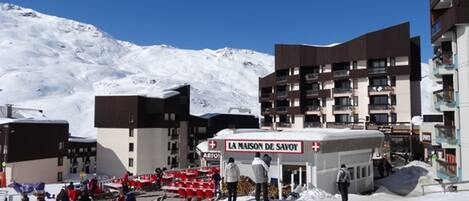Ein mit Schnee bedeckter Berg, im Vordergrund ein Gebäude mit der Aufschrift "LA MAISON DE SAVOY".