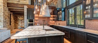 Grand Alpine Lodge Near BreckConnect Gondola with Hot Tub!