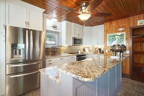 House, 4 Bedrooms | Private kitchen