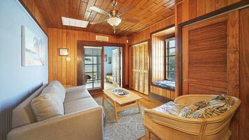 House, 4 Bedrooms | Living room