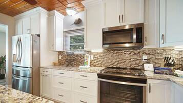 House, 4 Bedrooms | Private kitchen