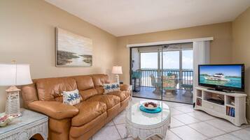 Condo, 2 Bedrooms | Living room