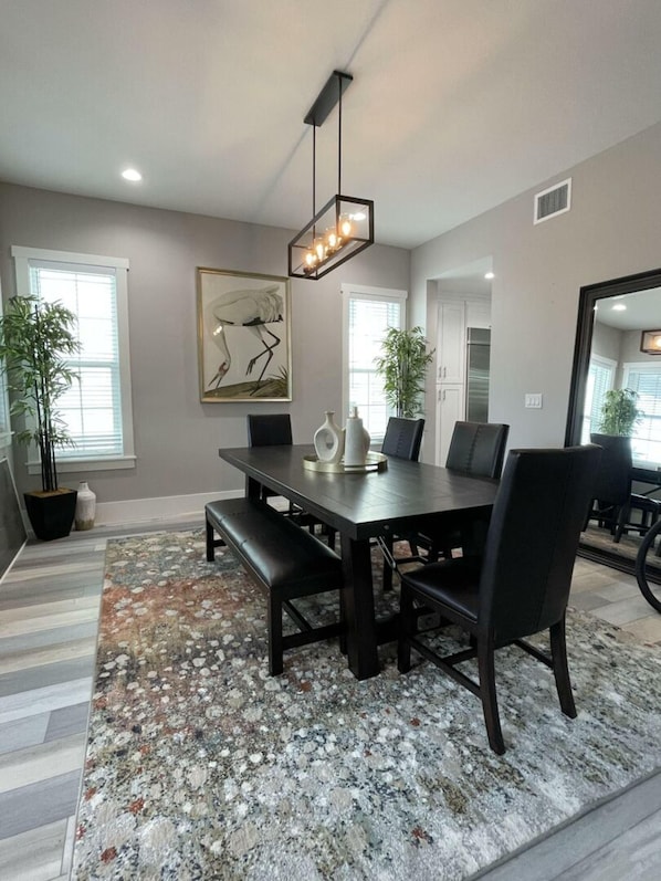 House, 5 Bedrooms | Dining