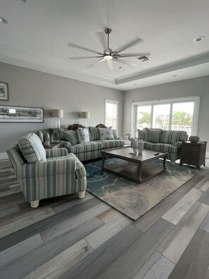 House, 5 Bedrooms | Living room