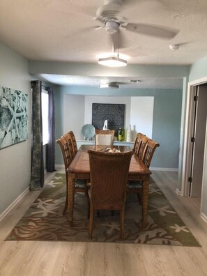 House, 4 Bedrooms | In-room dining