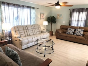 House, 4 Bedrooms | Living room