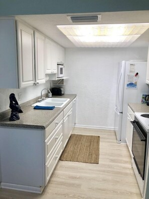 House, 4 Bedrooms | Private kitchen