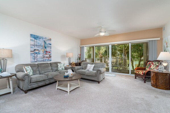 Condo, 3 Bedrooms | Living room