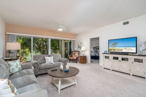 Condo, 3 Bedrooms | Living room
