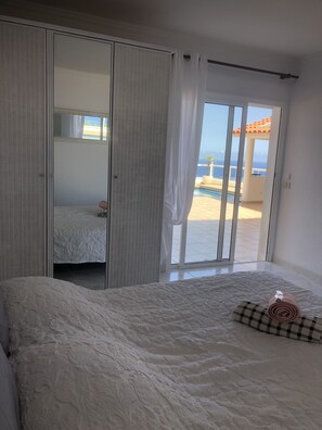 4 chambres, fer et planche à repasser, lit de bébé portatif
