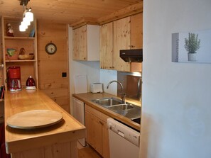 Jääkaappi, mikroaaltouuni, uuni, astianpesukone