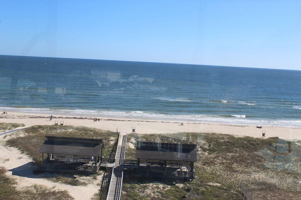 在海滩、沙滩椅、沙滩毛巾