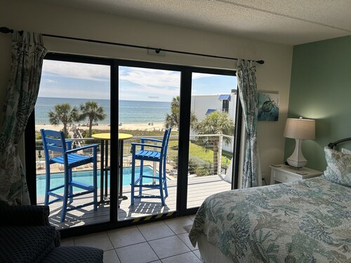 SEASHELL ESCAPE - Pool & Beach Front 2 Bedroom sleeps 6 - Enjoy!!!