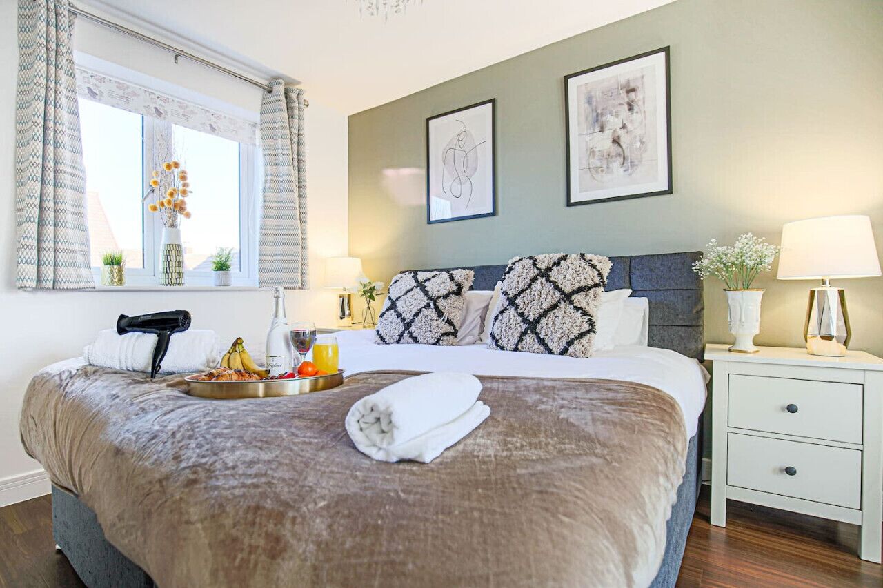 4 slaapkamers, een bureau, een strijkplank/strijkijzer, reisbedje