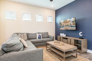 Smart TV - Sunrise Cottage near Disney with Margaritaville Resort & Island H20 Waterpark. (Kissimmee)