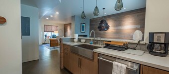 Luxe Designer Condo w/BBQ, Gourmet Kitchen & ½ Block to the Beach in Avila!