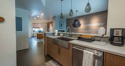 Luxe Designer Condo w/BBQ, Gourmet Kitchen & ½ Block to the Beach in Avila!