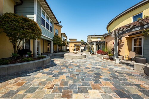 Luxe Designer Condo w/BBQ, Gourmet Kitchen & ½ Block to the Beach in Avila!