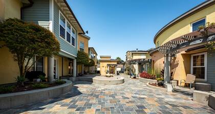 Luxe Designer Condo w/BBQ, Gourmet Kitchen & ½ Block to the Beach in Avila!