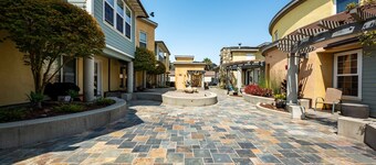 Luxe Designer Condo w/BBQ, Gourmet Kitchen & ½ Block to the Beach in Avila!