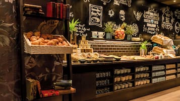 Buffet de l'esmorzar amb pastissos, fruita i begudes.
