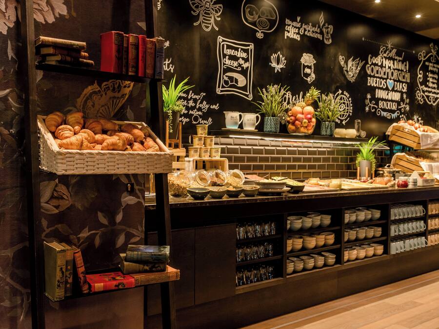 Buffet de l'esmorzar amb pastissos, fruita i begudes.