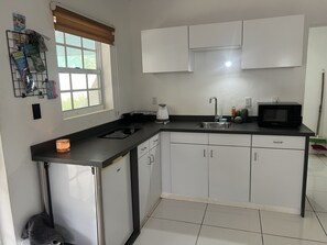 Microondas y utensilios de cocina 