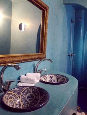 Shower, hair dryer, towels, toilet paper - Traditional riad in the heart of the Medina of Essaouira (Essaouira)