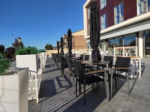 Dagelijks continentaal ontbijt (EUR 4.50 per persoon)