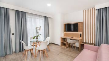 Apartamento loft con cocina | Edredones de plumas, escritorio, espacio para trabajar con un portátil
