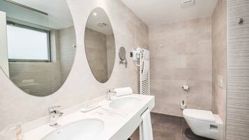 Apartamento loft con cocina | Baño | Ducha, cabezal de ducha tipo lluvia, secador de pelo y toallas