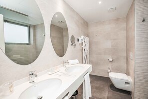 Apartamento loft con cocina | Bathroom | Shower, rainfall showerhead, hair dryer, towels - Hotel Ciudad De Ávila (Ávila)