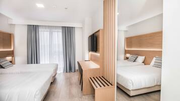 Habitació doble bàsica | Cobrellits, escriptori i espai de treball apte per a portàtils