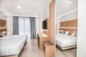 Eenvoudige tweepersoonskamer | Donsdekens, een bureau, een laptopwerkplek, gratis wifi