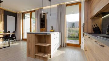 Fridge, oven, stovetop, dishwasher